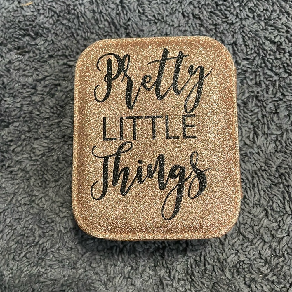 NWOT “pretty little things” gold glittery traveling jewelry box